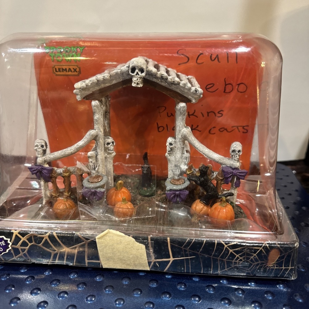 Lemax Halloween Spooky Town Bone Arbor #43064 With Skulls Pumpkins Black Cats